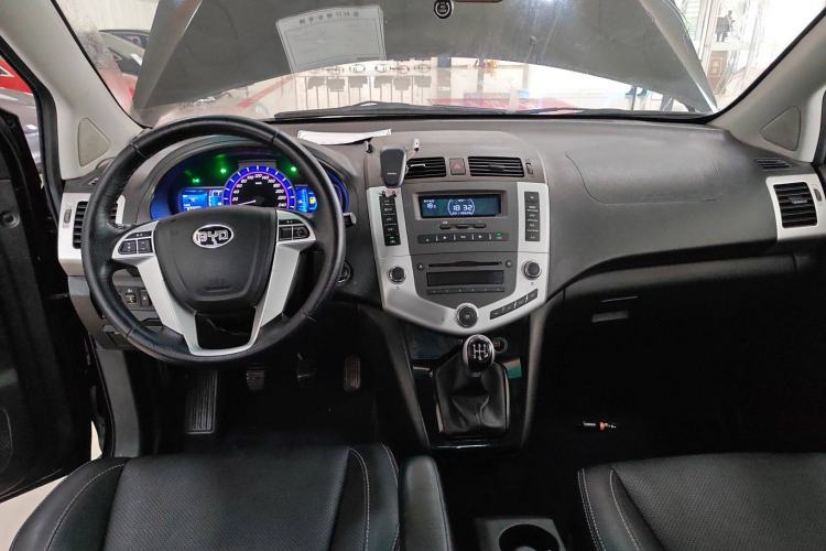 Used BYD S6 2014 2.0L Manual Luxury 5-Seater Center Console