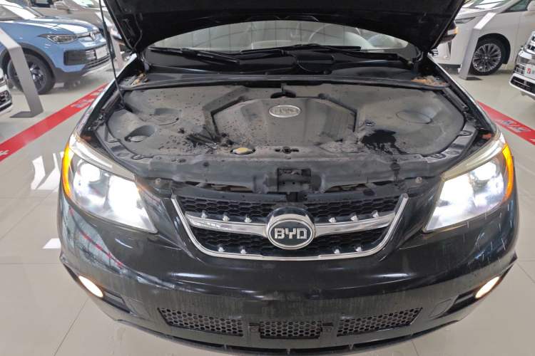 Used BYD S6 2014 2.0L Manual Luxury 5-Seater Engine Bay