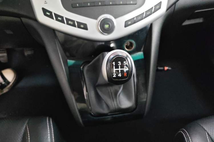 Used BYD S6 2014 2.0L Manual Luxury 5-Seater Gear Lever