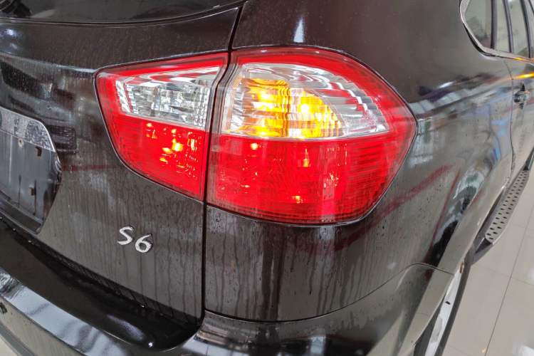 Used BYD S6 2014 2.0L Manual Luxury 5-Seater Right Rear Taillight