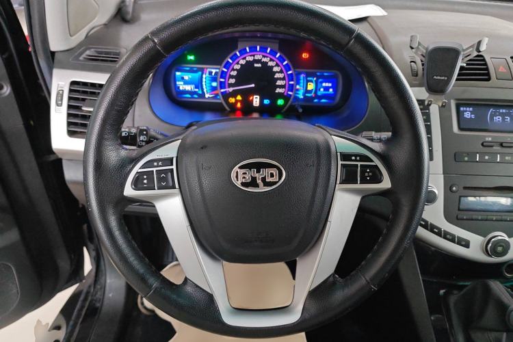 Used BYD S6 2014 2.0L Manual Luxury 5-Seater Steering Wheel