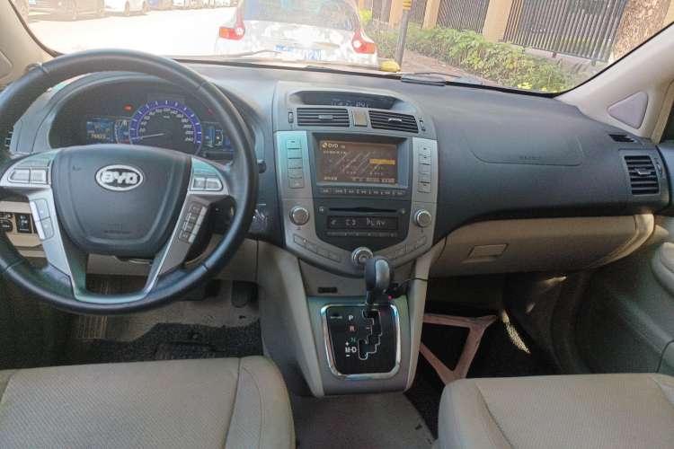 Used BYD S6 2011 2.4L Automatic Luxury Edition Center Console