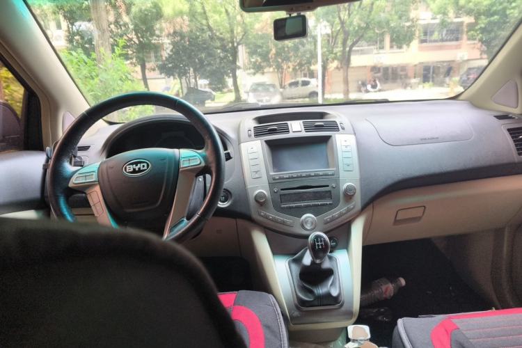 Used BYD S6 2011 2.0L Manual Luxury Version Center Console