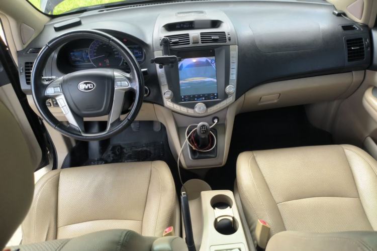Used BYD S6 2011 2.0L Manual Luxury Version Center Console