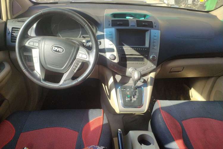 Used BYD S6 2011 2.4L Automatic Luxury Edition Center Console