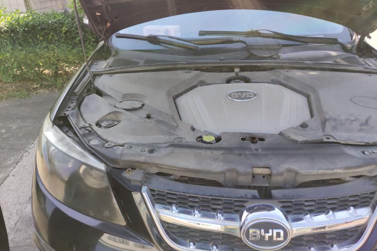 Used BYD S6 2011 2.0L Manual Luxury Edition Engine Bay Right
