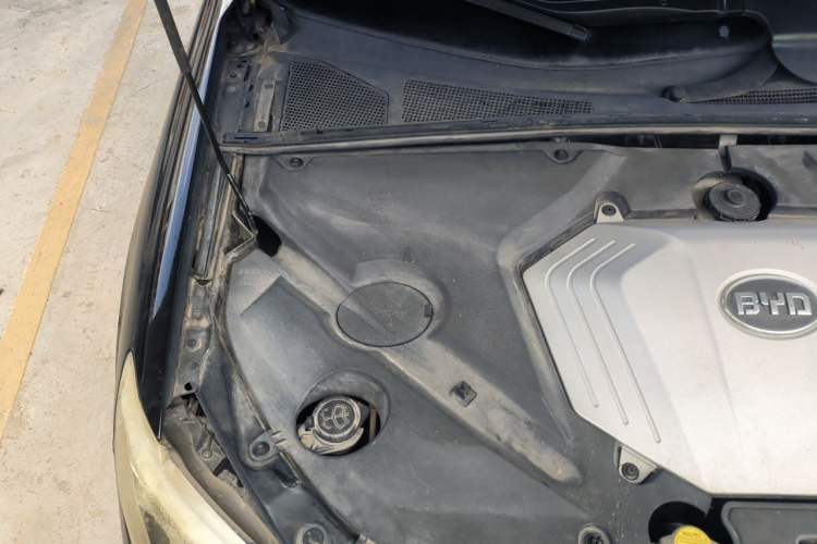 Used BYD S6 2011 2.0L Manual Luxury Version Engine Bay Right