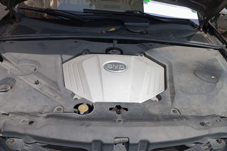 Used BYD S6 2011 2.0L Manual Luxury Version Engine Bay