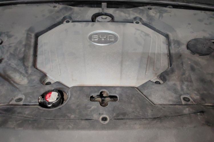 Used BYD S6 2011 2.0L Manual Luxury Version Engine Bay