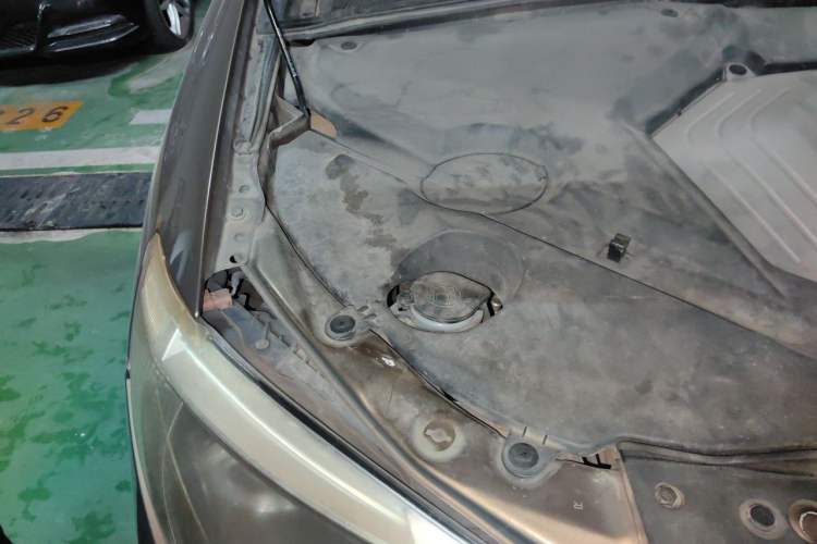 Used BYD S6 2011 2.0L Manual Luxury Version Engine Bay Right