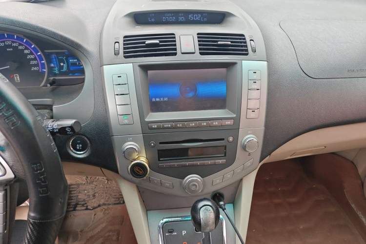 Used BYD S6 2011 2.4L Automatic Luxury Edition Audio And AC Panel