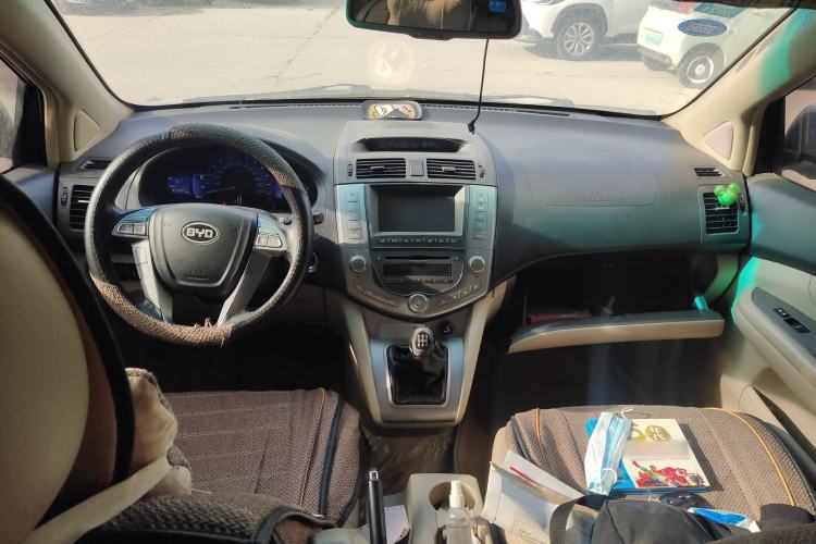 Used BYD S6 2011 2.0L Manual Luxury Edition Center Console