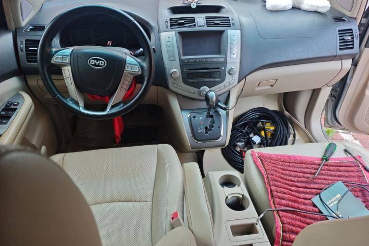 Used BYD S6 2011 2.4L Automatic Luxury Edition Center Console