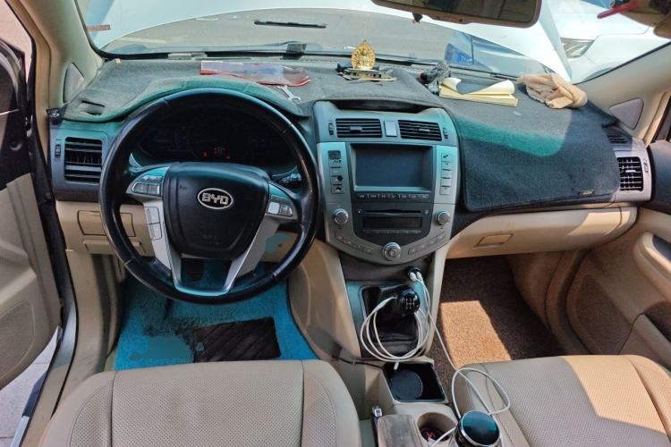 Used BYD S6 2011 2.0L Manual Luxury Edition Center Console