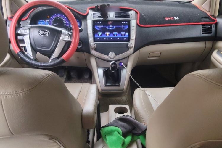 Used BYD S6 2011 2.0L Manual Luxury Edition Center Console