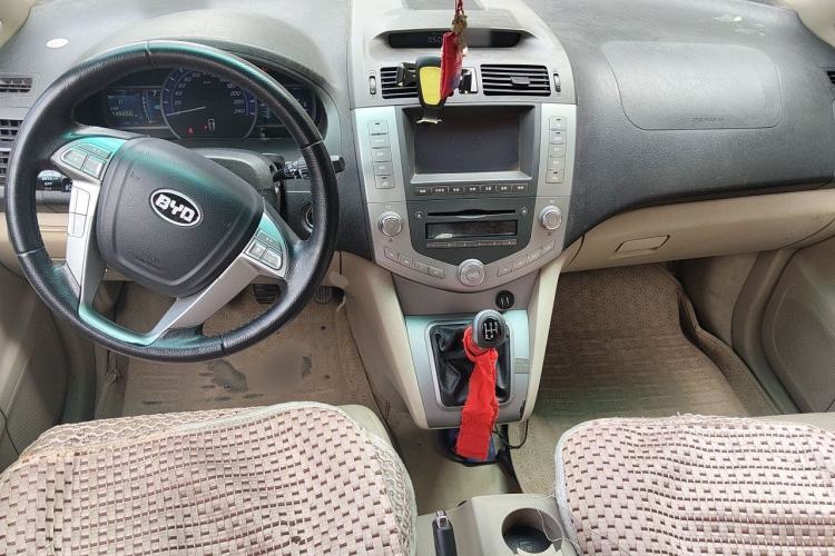 Used BYD S6 2011 2.0L Manual Luxury Edition Center Console