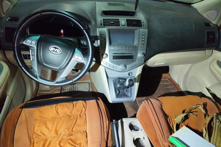 Used BYD S6 2011 2.0L Manual Luxury Version Center Console