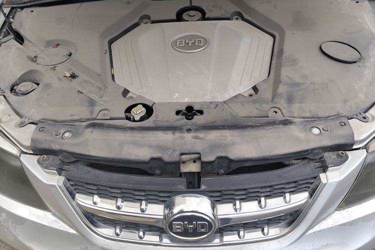 Used BYD S6 2011 2.0L Manual Luxury Edition Engine Bay