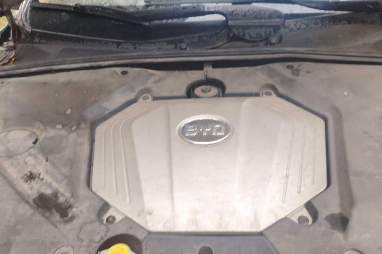 Used BYD S6 2011 2.0L Manual Luxury Version Engine Bay