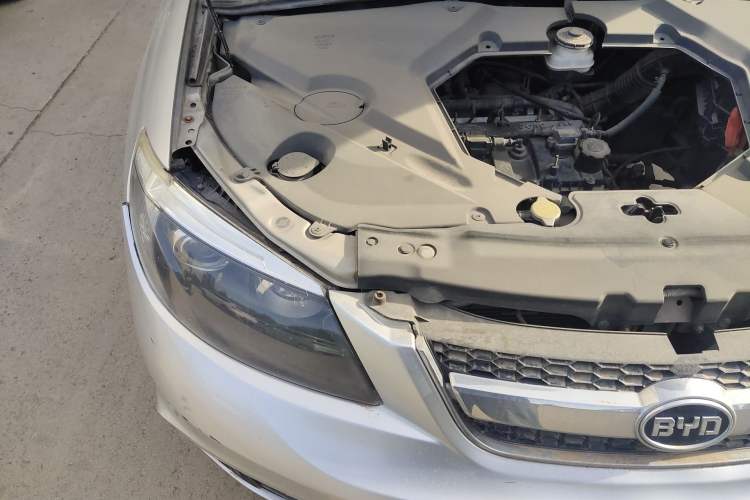 Used BYD S6 2011 2.0L Manual Luxury Edition Engine Bay Right