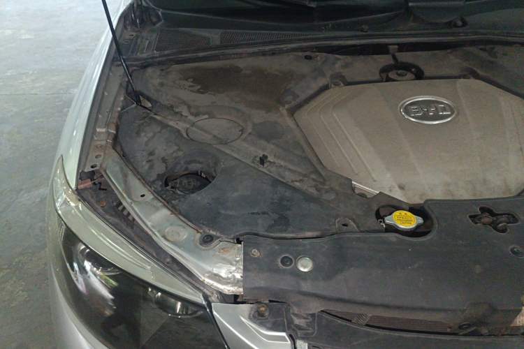 Used BYD S6 2011 2.0L Manual Luxury Version Engine Bay Right