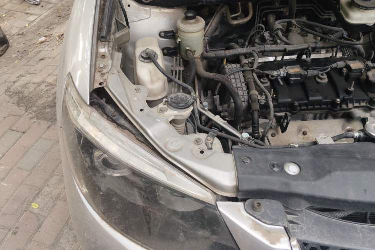 Used BYD S6 2011 2.0L Manual Luxury Edition Engine Bay Right