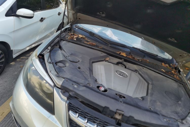 Used BYD S6 2011 2.0L Manual Luxury Version Engine Bay Right