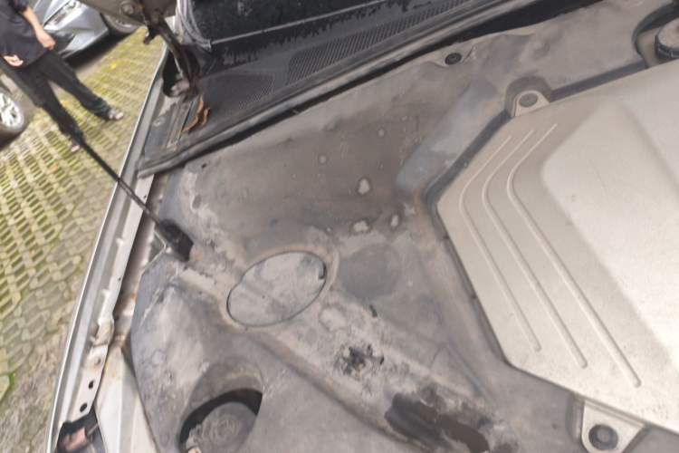 Used BYD S6 2011 2.0L Manual Luxury Version Engine Bay Right