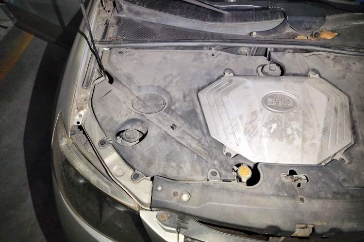 Used BYD S6 2011 2.0L Manual Luxury Version Engine Bay Right