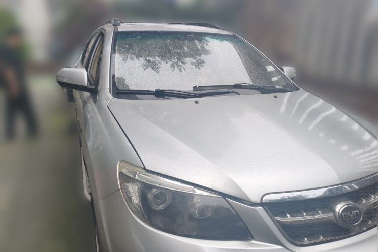Used BYD S6 2011 2.0L Manual Luxury Version Front Right 45 Deg