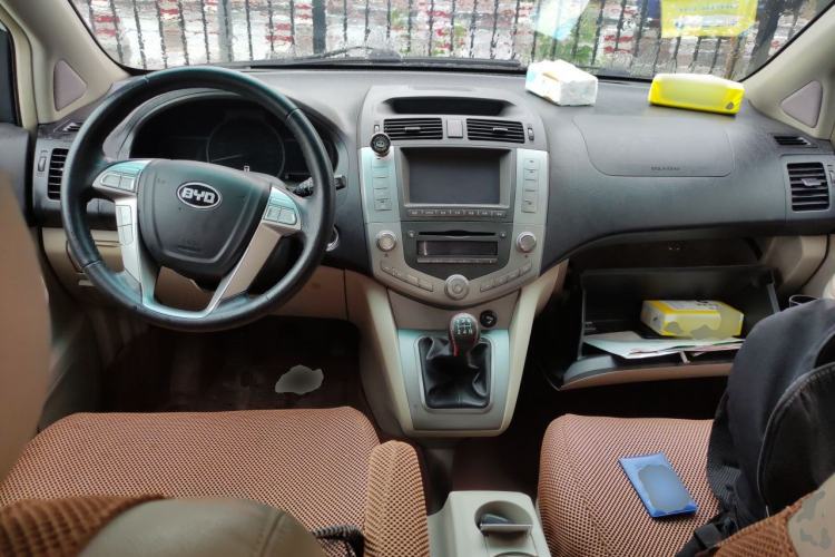 Used BYD S6 2011 2.0L Manual Luxury Version Center Console