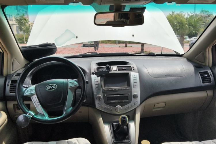 Used BYD S6 2011 2.0L Manual Luxury Version Center Console