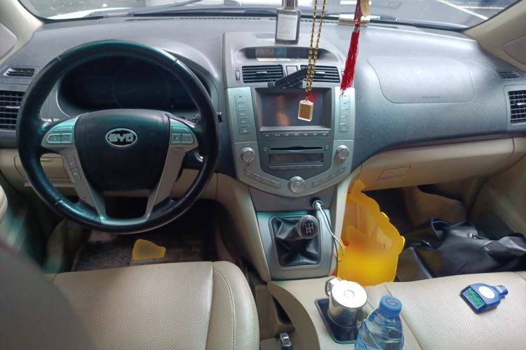 Used BYD S6 2011 2.0L Manual Luxury Version Center Console