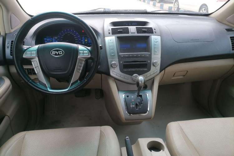 Used BYD S6 2011 2.4L Automatic Luxury Edition Center Console
