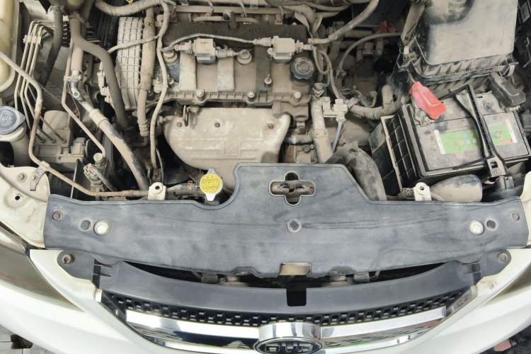 Used BYD S6 2011 2.0L Manual Luxury Version Engine Bay