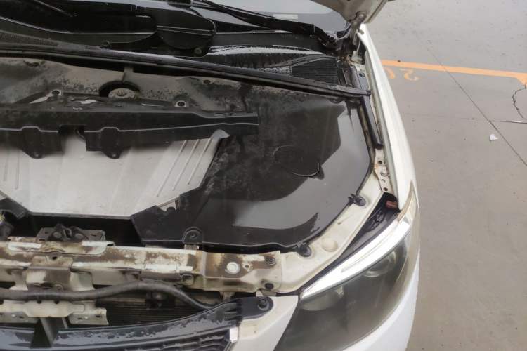 Used BYD S6 2011 2.0L Manual Luxury Version Engine Bay Left