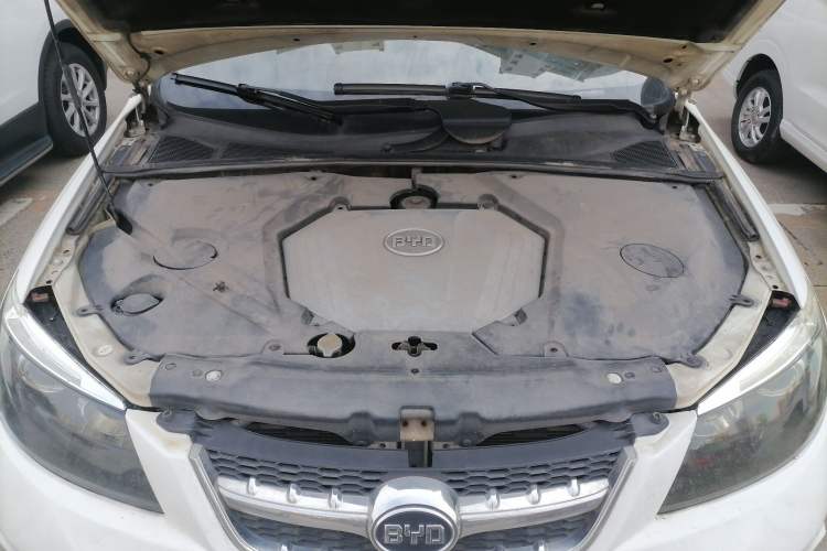 Used BYD S6 2011 2.4L Automatic Luxury Edition Engine Bay