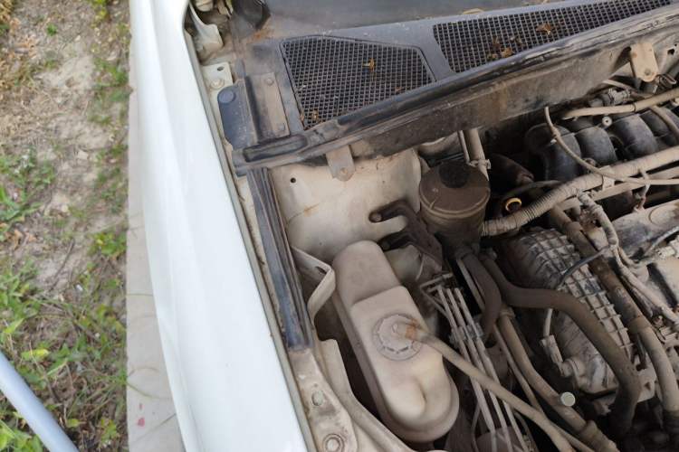 Used BYD S6 2011 2.0L Manual Luxury Version Engine Bay Right