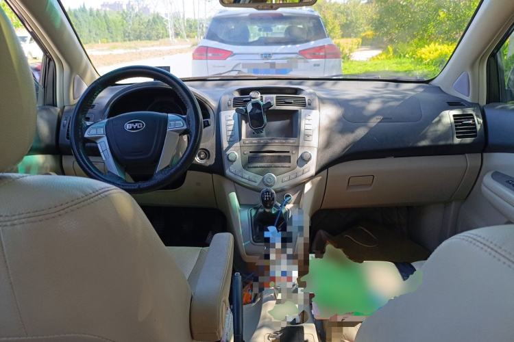 Used BYD S6 2012 2.0L Manual Luxury Version Center Console