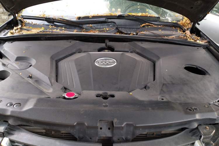 Used BYD S6 2012 2.0L Manual Luxury Version Engine Bay