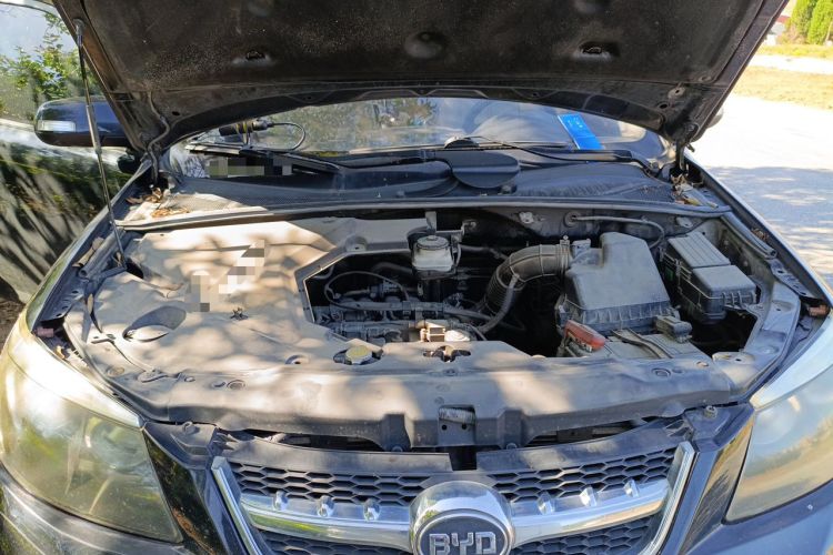 Used BYD S6 2012 2.0L Manual Luxury Version Engine Bay