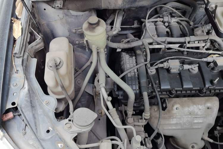 Used BYD S6 2012 2.0L Manual Luxury Version Engine Bay Right