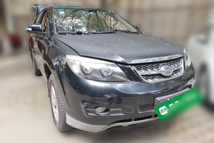 Used BYD S6 2012 2.0L Manual Luxury Version Front Right 45 Deg