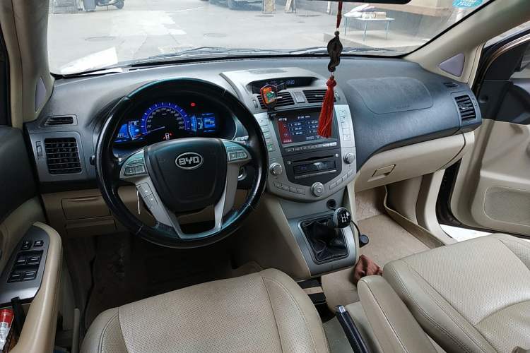 Used BYD S6 2012 2.0L Manual Luxury Version Center Console