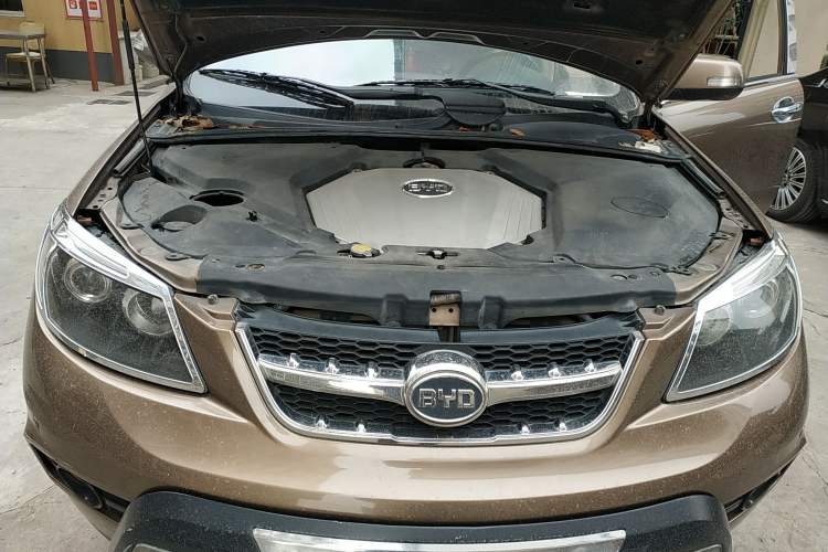 Used BYD S6 2012 2.0L Manual Luxury Version Engine Bay