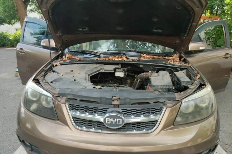 Used BYD S6 2012 2.0L Manual Luxury Version Engine Bay