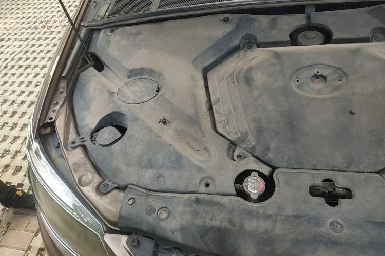Used BYD S6 2012 2.4L Automatic Luxury Edition Engine Bay Right