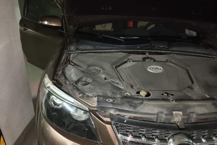 Used BYD S6 2012 2.4L Automatic Luxury Edition Engine Bay Right