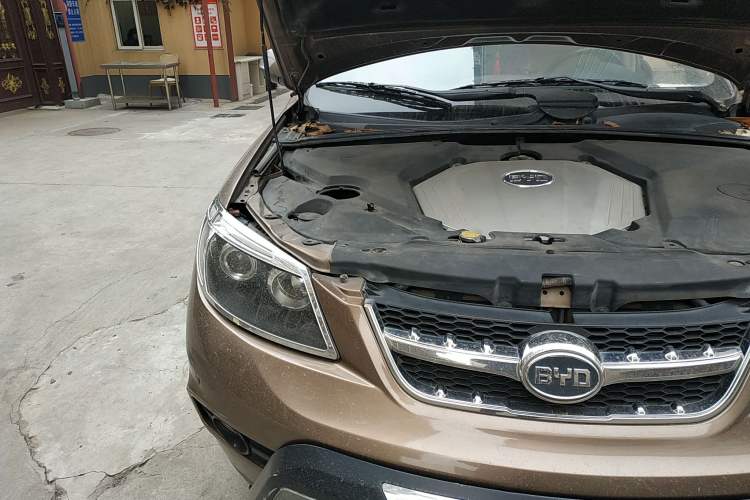 Used BYD S6 2012 2.0L Manual Luxury Version Engine Bay Right