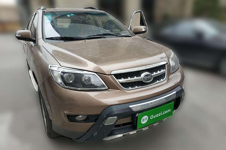 Used BYD S6 2012 2.0L Manual Luxury Version Front Right 45 Deg